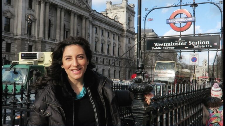 How to Ride the London Tube | Expedia Viewfinder Travel Blog